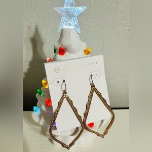 NWOT Kendra Scott Sophie earrings in rose gold